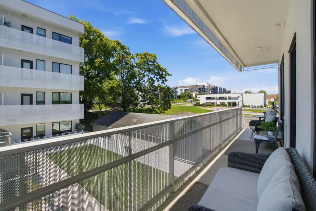 Modern Condo Escape, Near Attractions, Pool Access