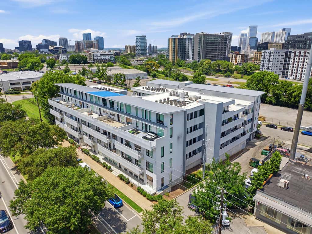 Modern Condo Escape, Near Attractions, Pool Access