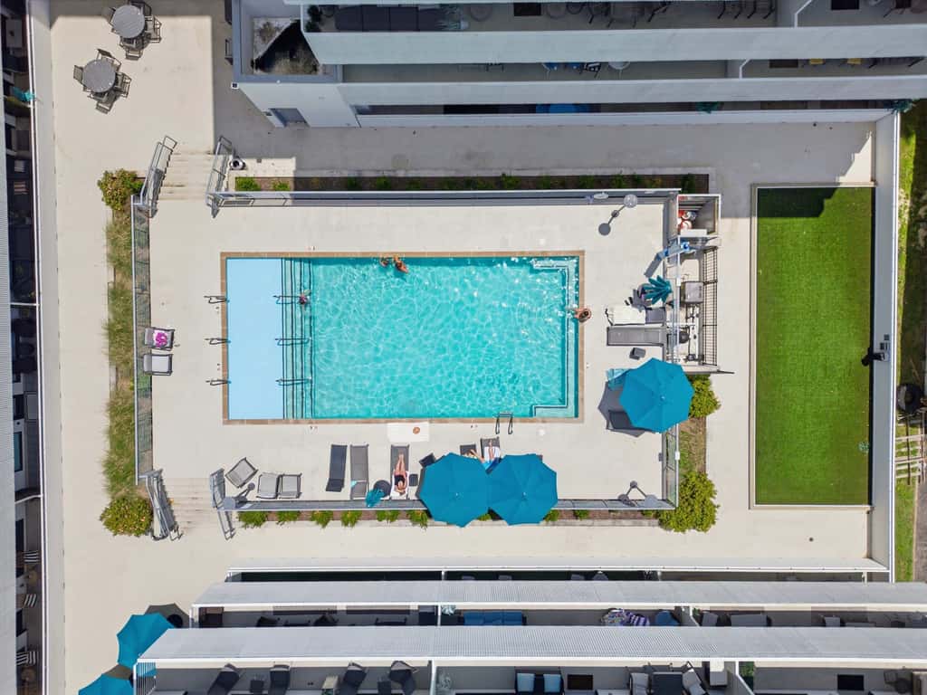 Modern Condo Escape, Near Attractions, Pool Access