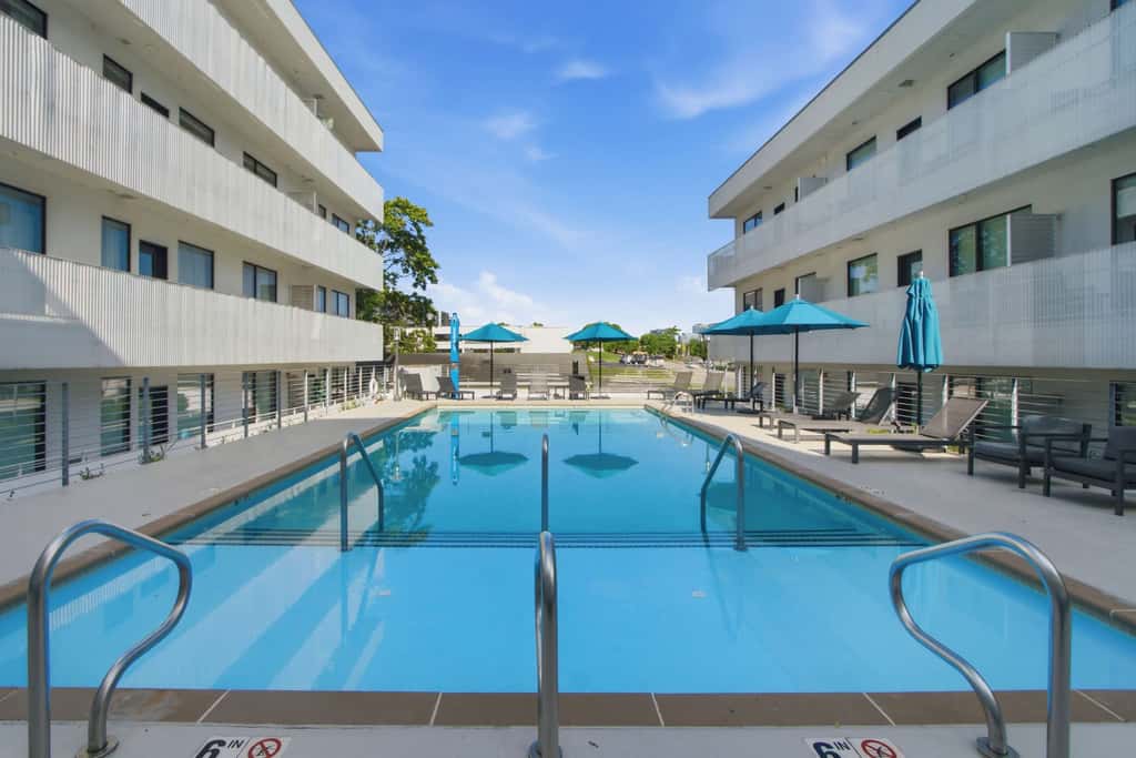 Modern Condo Escape, Near Attractions, Pool Access