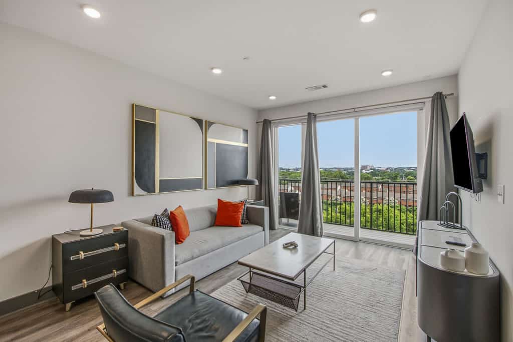 Stylish & Contemporary 5th floor Condo, Sleeps 10