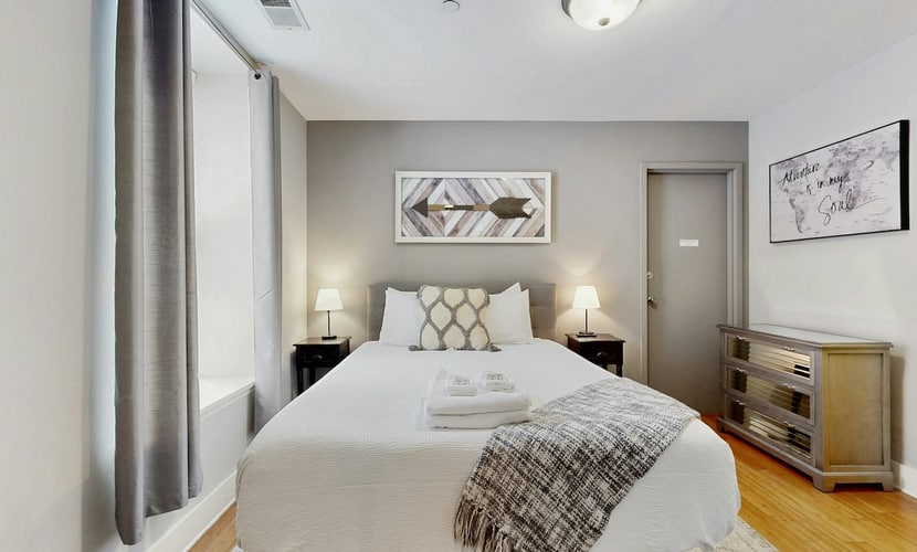 Stay in a renovated 1-bedroom apartment in Downtown Nashville's Historic Core, featuring elevator access, central AC, a full kitchen, and a convenient location near restaurants, live music, nightlife, shopping, and Nashville's top attractions.