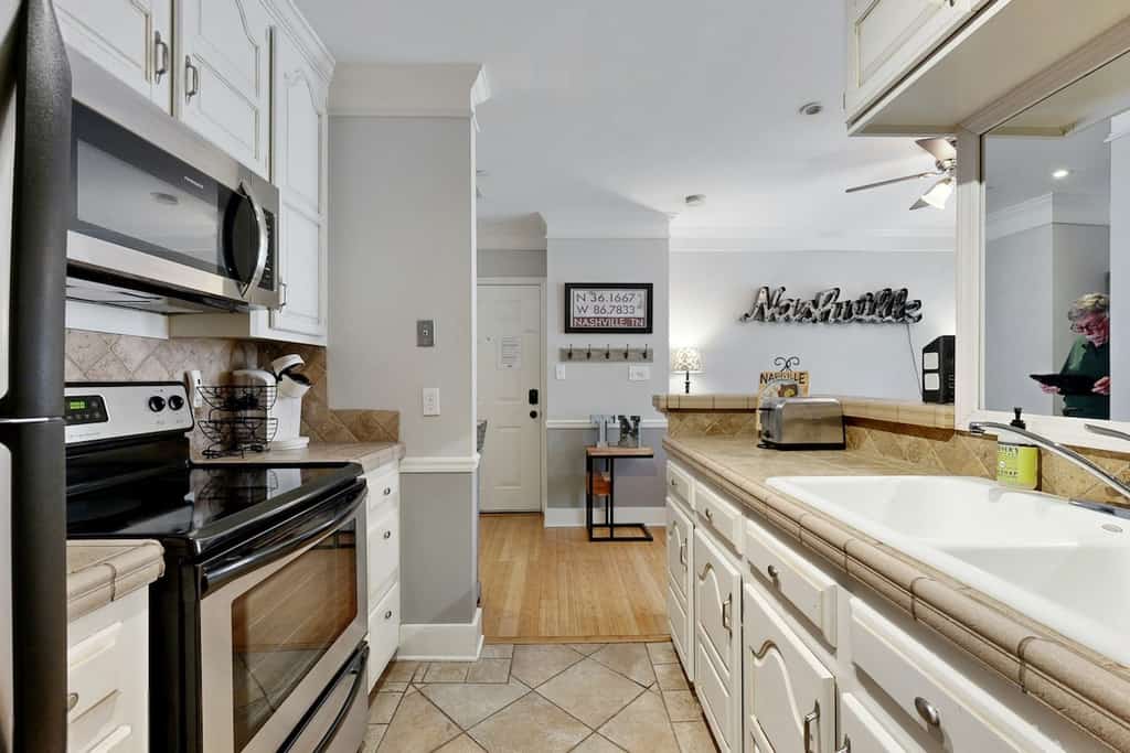 Stay in a renovated 1-bedroom apartment in Downtown Nashville's Historic Core, featuring elevator access, central AC, a full kitchen, and a convenient location near restaurants, live music, nightlife, shopping, and Nashville's top attractions.