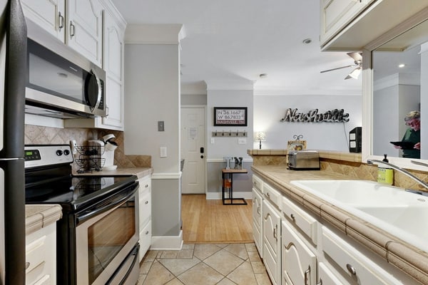 Stay in a renovated 1-bedroom apartment in Downtown Nashville's Historic Core, featuring elevator access, central AC, a full kitchen, and a convenient location near restaurants, live music, nightlife, shopping, and Nashville's top attractions.