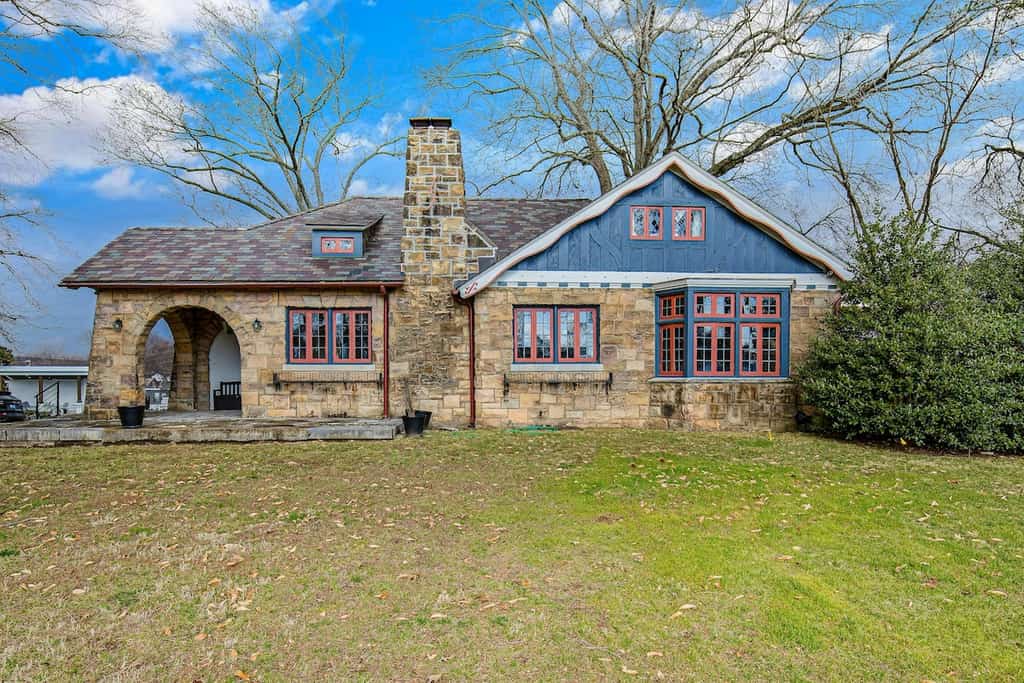 We invite you to The Howe House, a restored 1920s historic cottage in East Nashville, TN Nashville. Enjoy a bright, stylish home with central AC, full kitchen, and cozy living spaces. Sleep comfortably across 6 beds, including an upstairs loft for kids. Access a shared pool and on-site fitness area. Minutes to downtown, river views, nightlife, dining, and attractions. Perfect for families and groups seeking comfort and location.