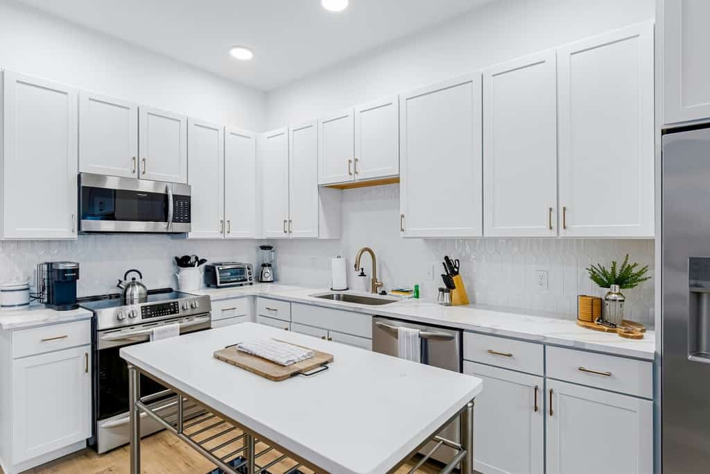 Stylish Nashville condo near Five Points and Downtown, with modern interiors, comfortable spaces, and easy access to local dining, nightlife, Nissan Stadium, and Music City attractions.