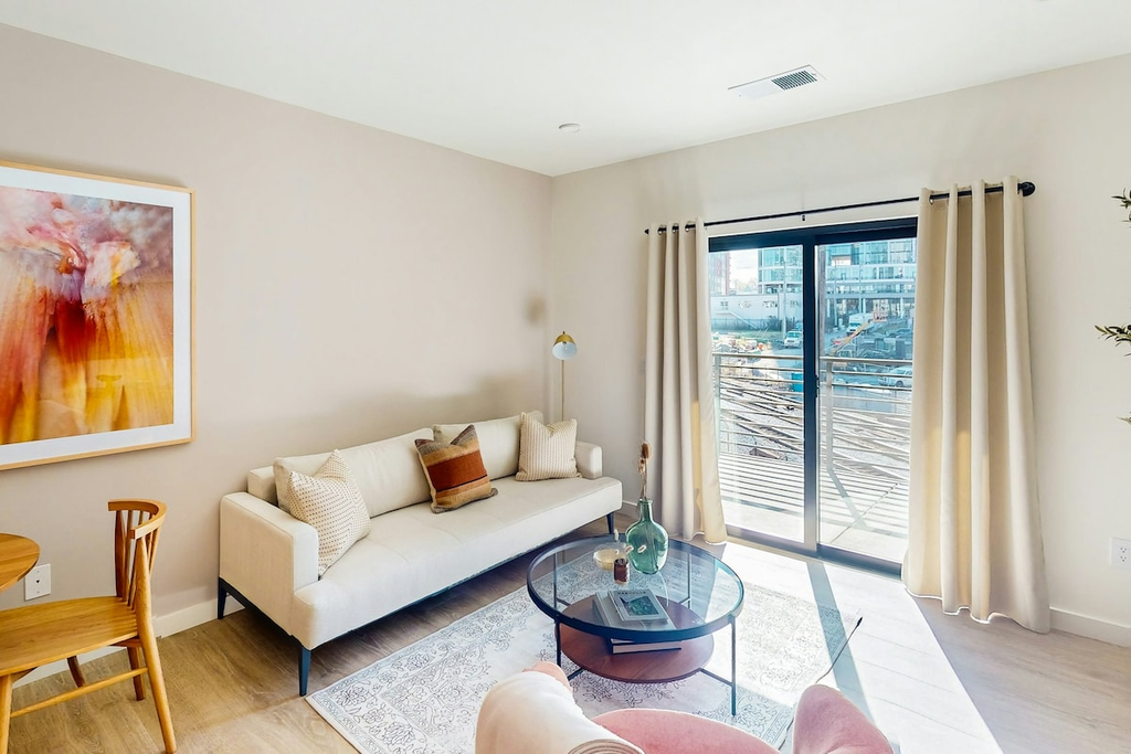 Great Location Escape, Pool & Gym Access, Sleeps 4