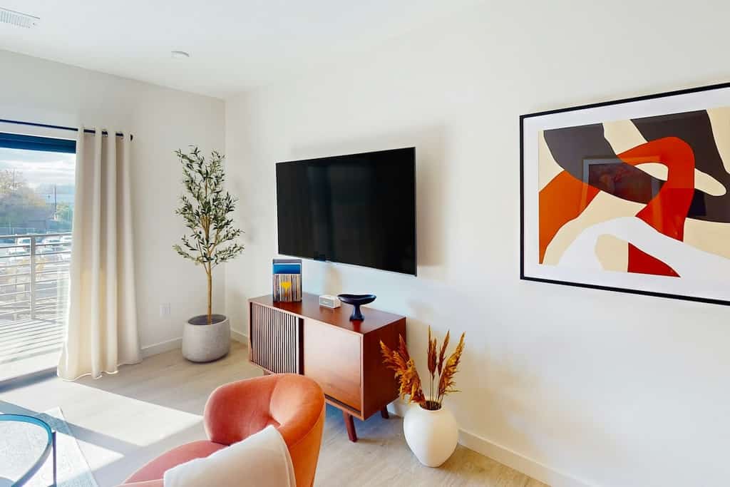 Stay in Nashville’s vibrant SoBro area in this modern 1-bedroom condo, conveniently located near Broadway, Music City Center, Country Music Hall of Fame, Bridgestone Arena, and Ascend Amphitheater. Sleeps 4 with a full kitchen, comfortable living space, private balcony access, and in-unit washer/dryer. Guests also have access to a shared pool, fitness center, cabana, grilling area, and firepit.