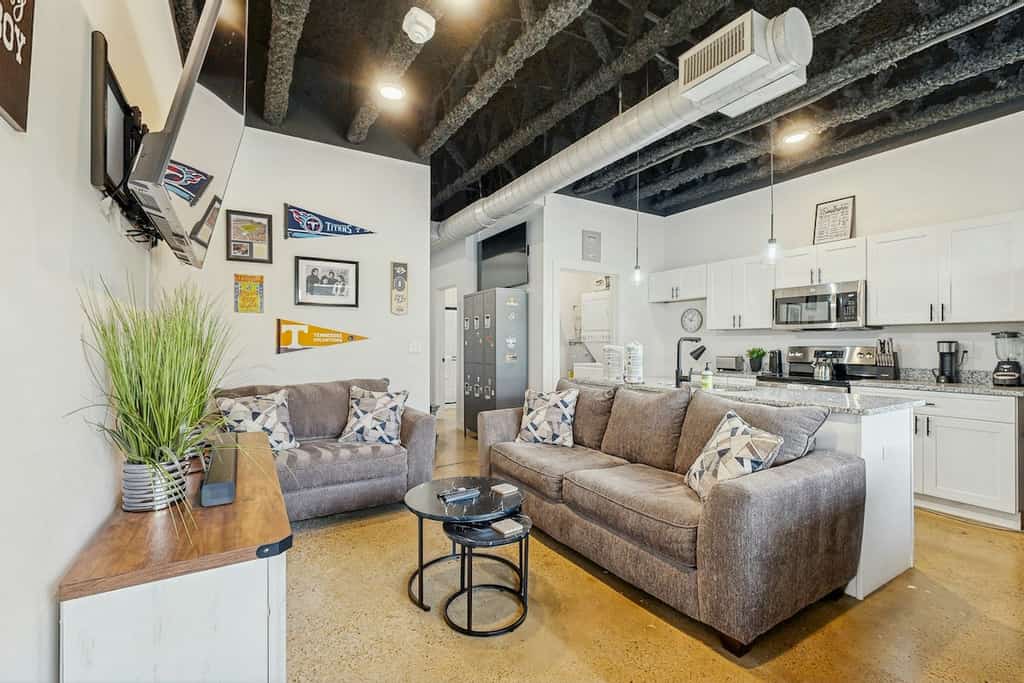 Stay in a dog-friendly 1-bedroom condo near Downtown Nashville and Broadway. Enjoy free parking, a full kitchen, sofa bed, Wi-Fi, streaming TV, and in-building laundry. Located near BNA Airport and popular Music City attractions, this comfortable stay is a convenient choice for couples, small groups, business trips, concert weekends, and Nashville getaways.