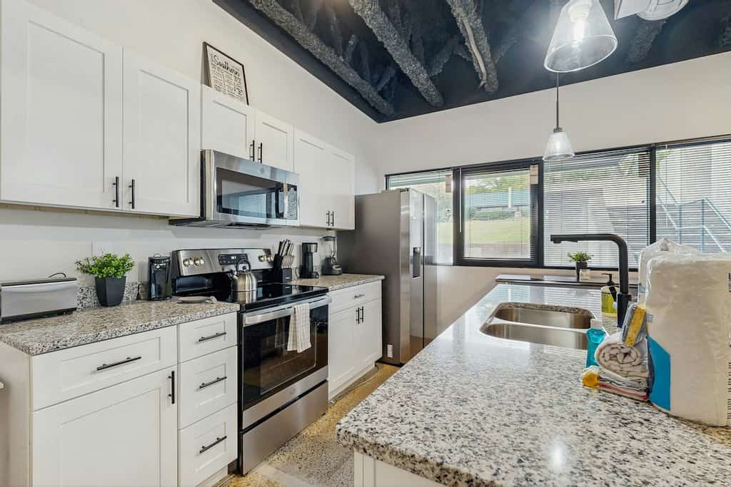 Stay in a dog-friendly 1-bedroom condo near Downtown Nashville and Broadway. Enjoy free parking, a full kitchen, sofa bed, Wi-Fi, streaming TV, and in-building laundry. Located near BNA Airport and popular Music City attractions, this comfortable stay is a convenient choice for couples, small groups, business trips, concert weekends, and Nashville getaways.