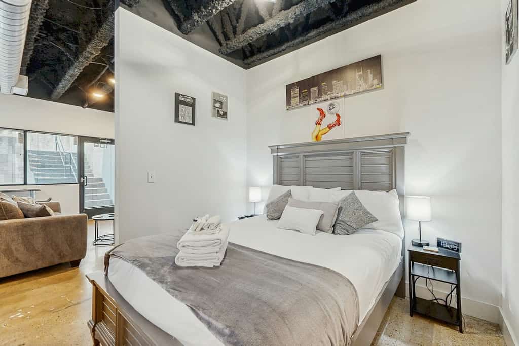 Stay in a dog-friendly 1-bedroom condo near Downtown Nashville and Broadway. Enjoy free parking, a full kitchen, sofa bed, Wi-Fi, streaming TV, and in-building laundry. Located near BNA Airport and popular Music City attractions, this comfortable stay is a convenient choice for couples, small groups, business trips, concert weekends, and Nashville getaways.