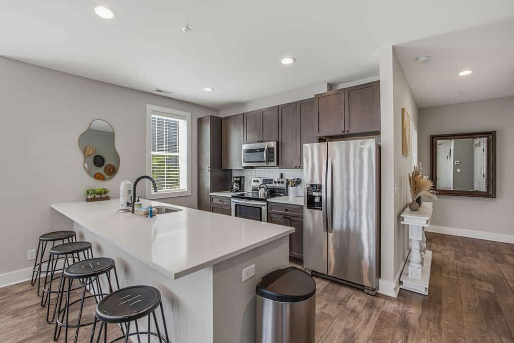 Welcome to this 2 bedroom, 2 bathroom condo in a historic landmark building, with a bright open layout and easy self-check-in.

・Free parking on premises
・In-building washer and dryer plus elevator access
・Open living area with TV, dedicated workspace, and dining table
・1 mile to The Station historical landmark
・4.7 miles to Bridgestone Arena and nearby restaurants

Settle in and enjoy a comfortable Nashville base with room to relax, cook, and unwind.