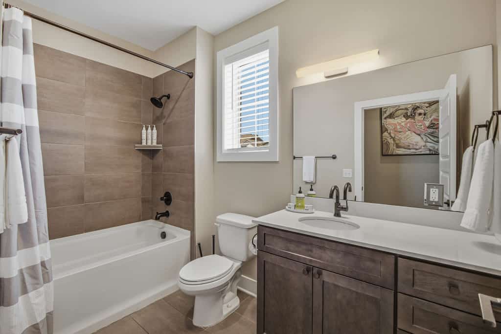 Welcome to this 2 bedroom, 2 bathroom condo in a historic landmark building, with a bright open layout and easy self-check-in.

・Free parking on premises
・In-building washer and dryer plus elevator access
・Open living area with TV, dedicated workspace, and dining table
・1 mile to The Station historical landmark
・4.7 miles to Bridgestone Arena and nearby restaurants

Settle in and enjoy a comfortable Nashville base with room to relax, cook, and unwind.