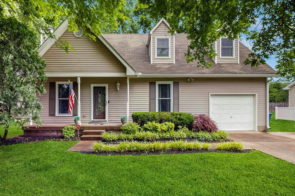 Cozy Custom Furnished Getaway, Yard, Fire pit