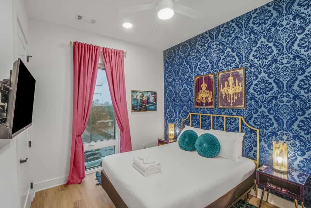 Stay in a stylish 2-bedroom condo in East Nashville, just 2.7 miles from Broadway and close to restaurants, bars, live music, and local attractions. Enjoy a modern kitchen, rooftop deck, fun selfie wall, fast WiFi, smart TVs, and an in-unit washer/dryer. With a king and queen bedroom, the condo comfortably sleeps up to 4 guests.