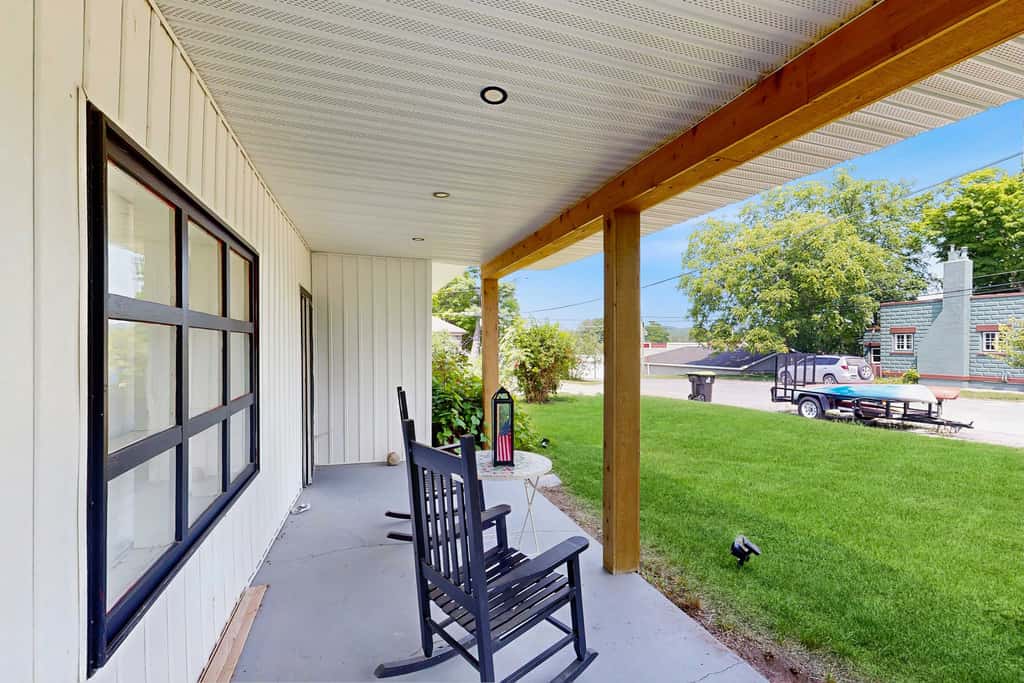 The Three Seasons - Centrally located house in Lake Leelanau