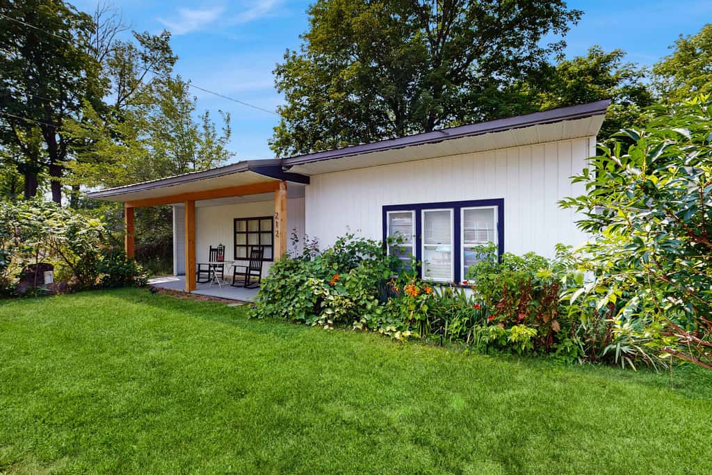 The Three Seasons - Centrally located house in Lake Leelanau