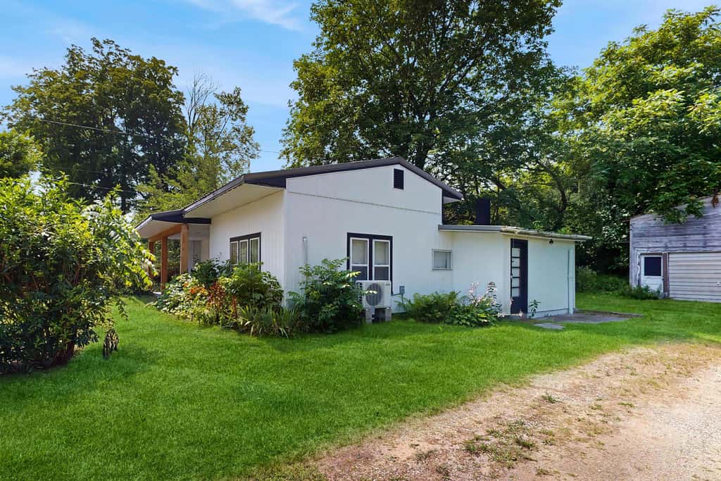 The Three Seasons - Centrally located house in Lake Leelanau