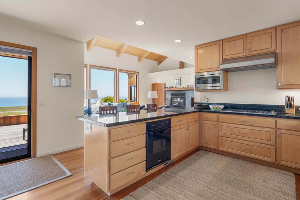 Nowell House - Stunning Oceanfront Sea Ranch home in West Meadow, private hot tub & 3-ensuite bedrooms