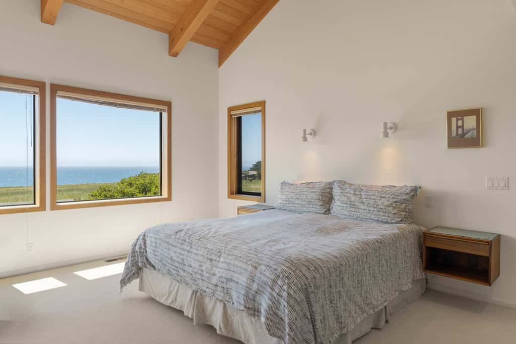 Nowell House - Stunning Oceanfront Sea Ranch home in West Meadow, private hot tub & 3-ensuite bedrooms