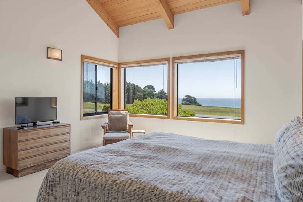 Nowell House - Stunning Oceanfront Sea Ranch home in West Meadow, private hot tub & 3-ensuite bedrooms