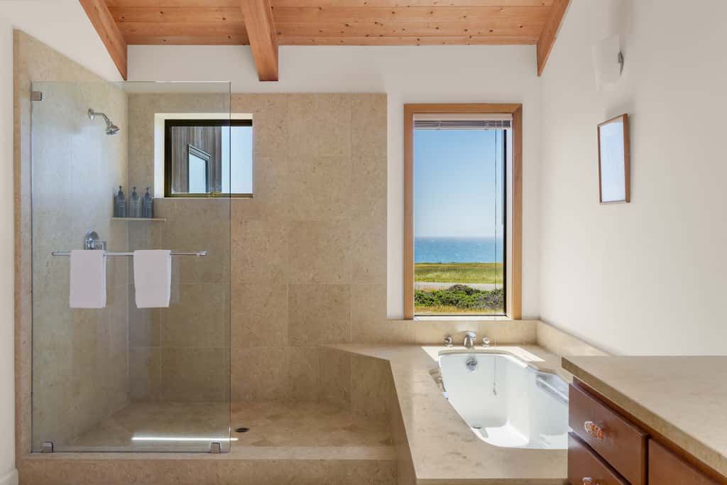 Nowell House - Stunning Oceanfront Sea Ranch home in West Meadow, private hot tub & 3-ensuite bedrooms