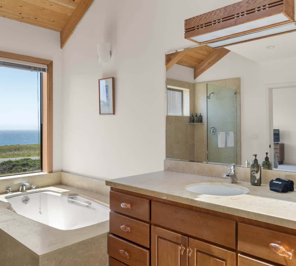 Nowell House - Stunning Oceanfront Sea Ranch home in West Meadow, private hot tub & 3-ensuite bedrooms