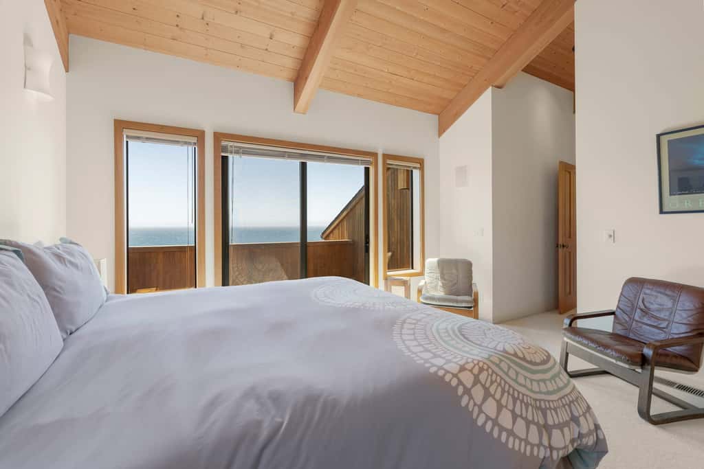 Nowell House - Stunning Oceanfront Sea Ranch home in West Meadow, private hot tub & 3-ensuite bedrooms