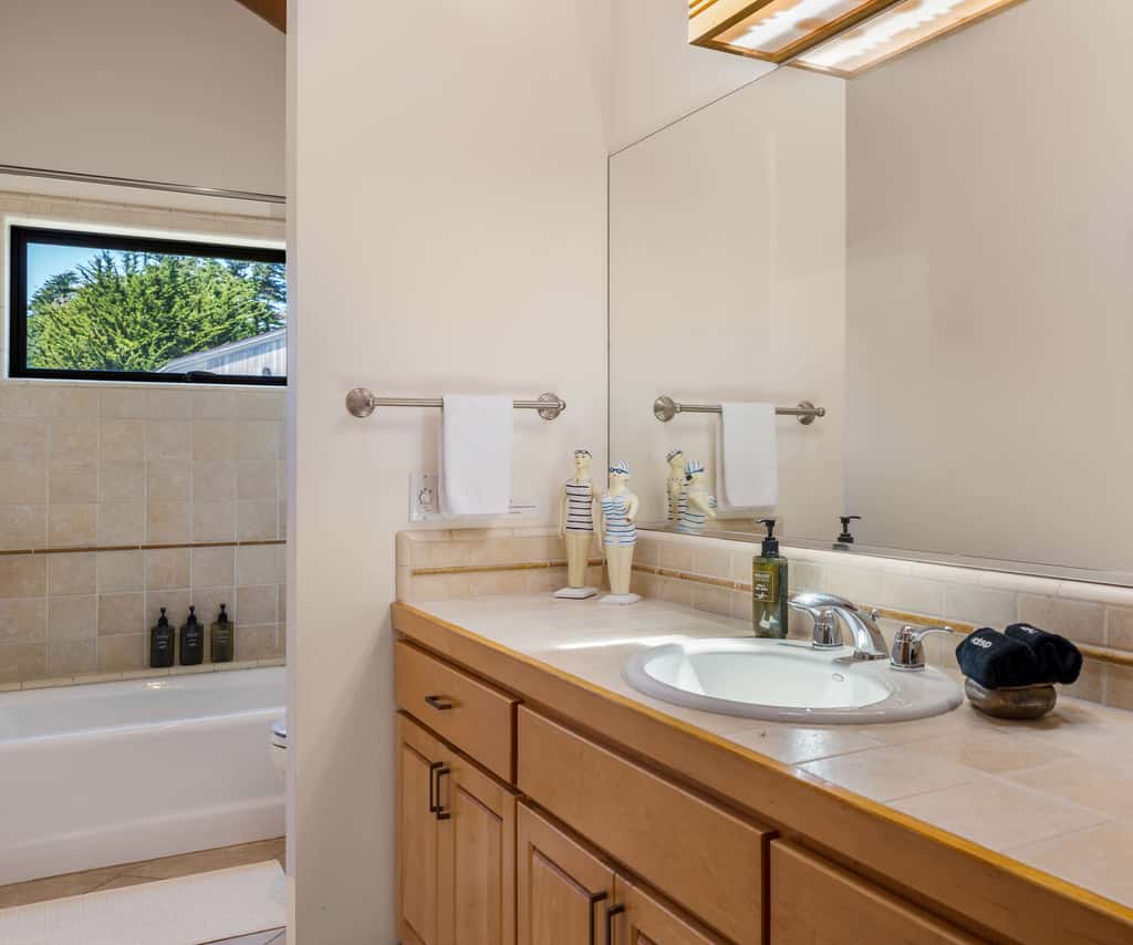 Nowell House - Stunning Oceanfront Sea Ranch home in West Meadow, private hot tub & 3-ensuite bedrooms