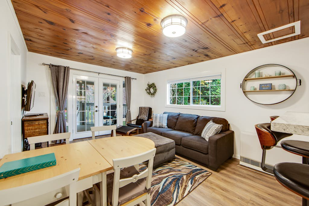 Wanderlust Cottage - Guerneville Dog-Friendly Redwood Cottage with Hot Tub