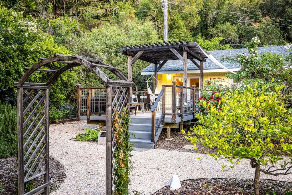 Cloverdale Creekside Retreat - Cloverdale Dog-Friendly Riverfront Cottage with Deck