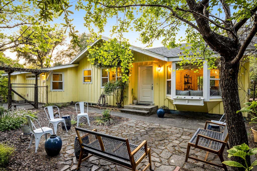 Cloverdale Creekside Retreat - Cloverdale Dog-Friendly Riverfront Cottage with Deck