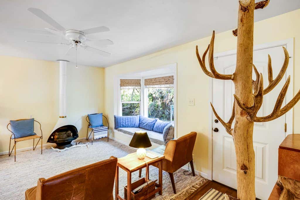 Cloverdale Creekside Retreat - Cloverdale Dog-Friendly Riverfront Cottage with Deck