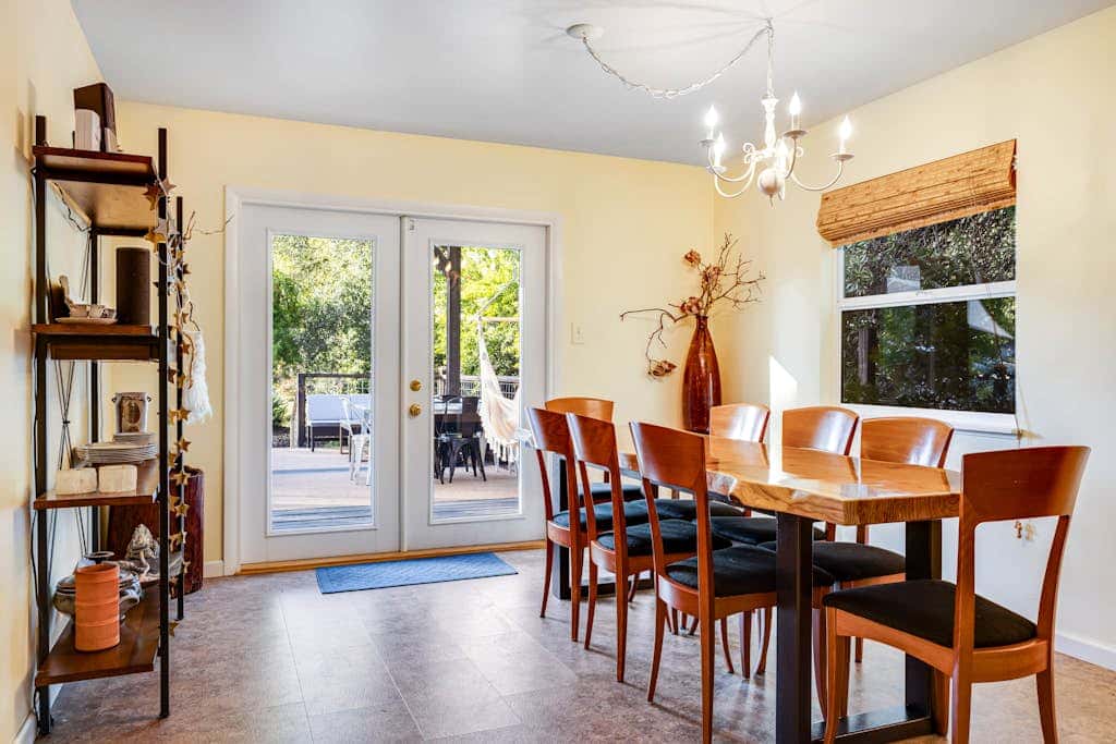 Cloverdale Creekside Retreat - Cloverdale Dog-Friendly Riverfront Cottage with Deck
