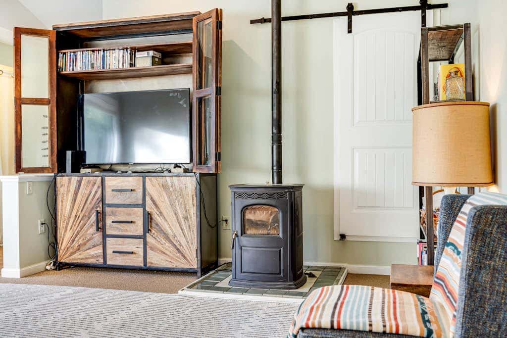 Cloverdale Creekside Retreat - Cloverdale Dog-Friendly Riverfront Cottage with Deck