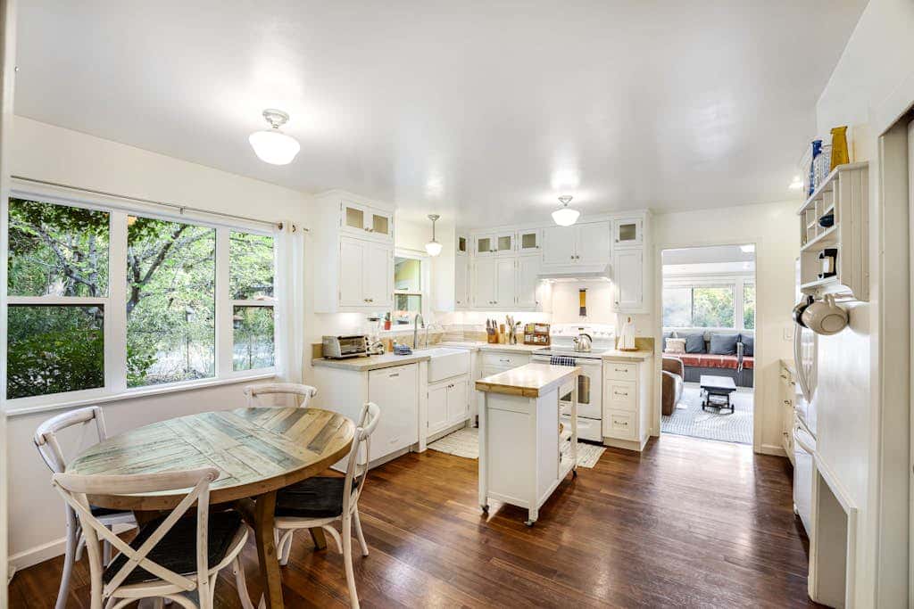 Cloverdale Creekside Retreat - Cloverdale Dog-Friendly Riverfront Cottage with Deck