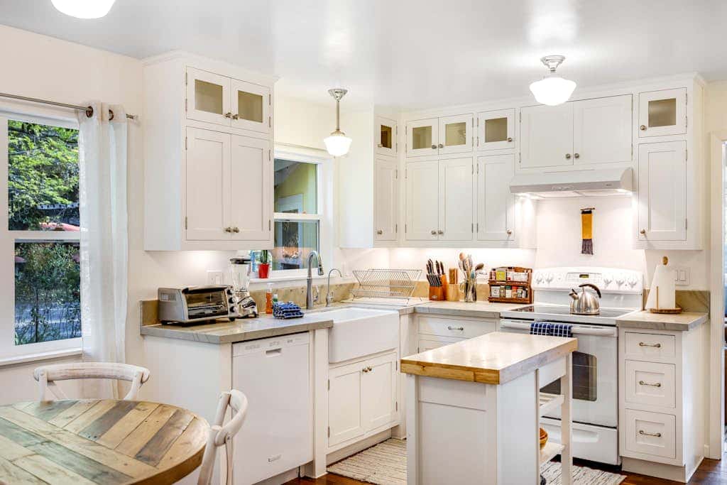 Cloverdale Creekside Retreat - Cloverdale Dog-Friendly Riverfront Cottage with Deck