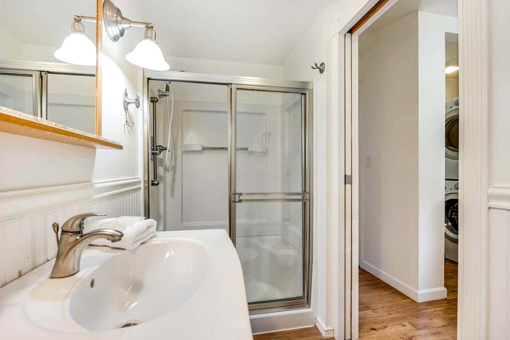 Cloverdale Creekside Retreat - Cloverdale Dog-Friendly Riverfront Cottage with Deck