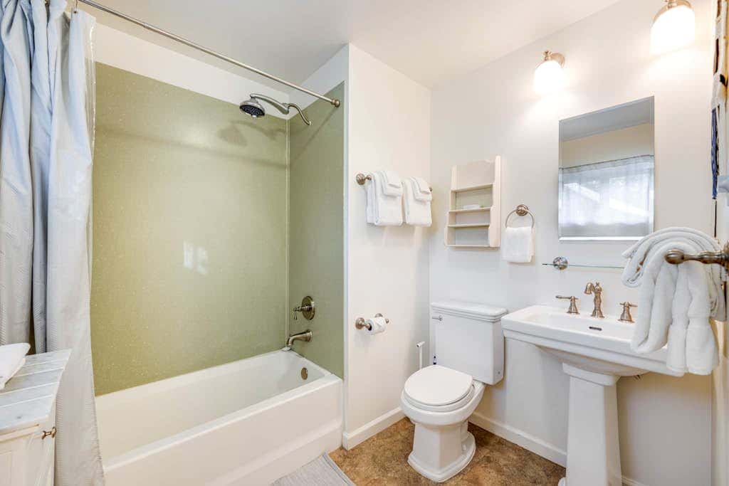 Cloverdale Creekside Retreat - Cloverdale Dog-Friendly Riverfront Cottage with Deck