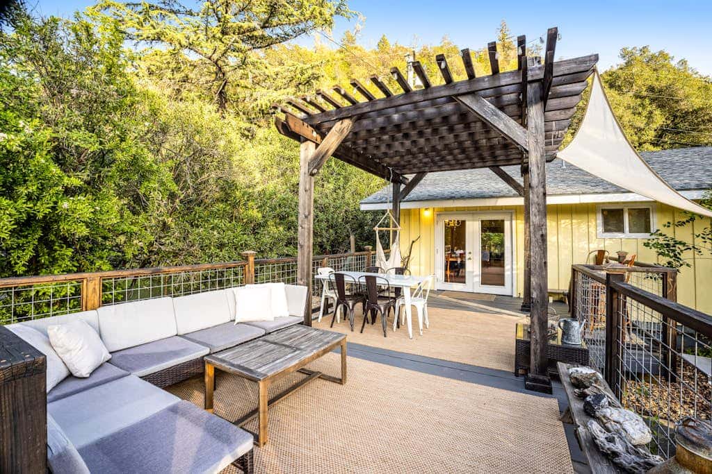 Cloverdale Creekside Retreat - Cloverdale Dog-Friendly Riverfront Cottage with Deck