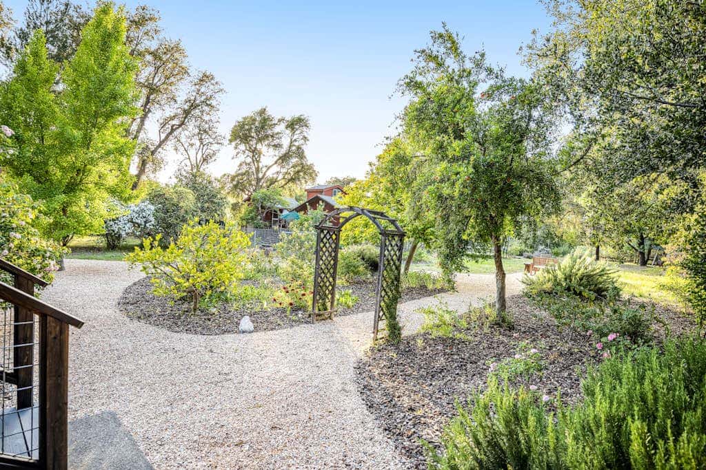 Cloverdale Creekside Retreat - Cloverdale Dog-Friendly Riverfront Cottage with Deck