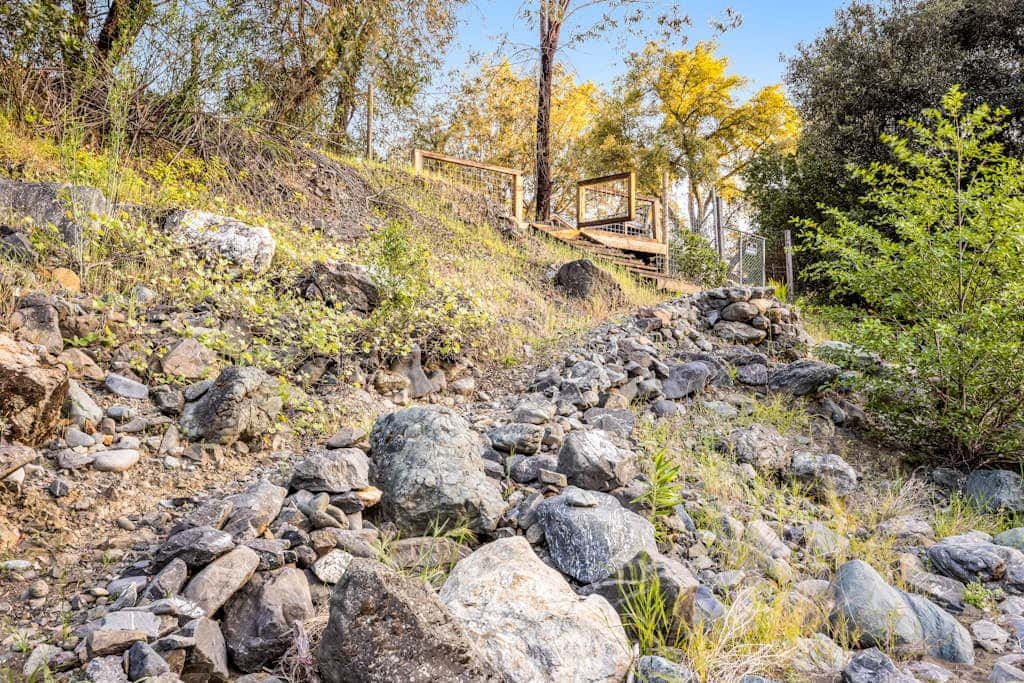 Cloverdale Creekside Retreat - Cloverdale Dog-Friendly Riverfront Cottage with Deck