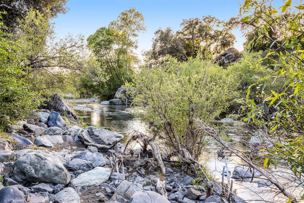 Cloverdale Creekside Retreat - Cloverdale Dog-Friendly Riverfront Cottage with Deck