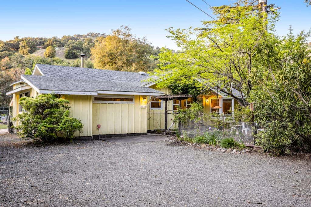 Cloverdale Creekside Retreat - Cloverdale Dog-Friendly Riverfront Cottage with Deck