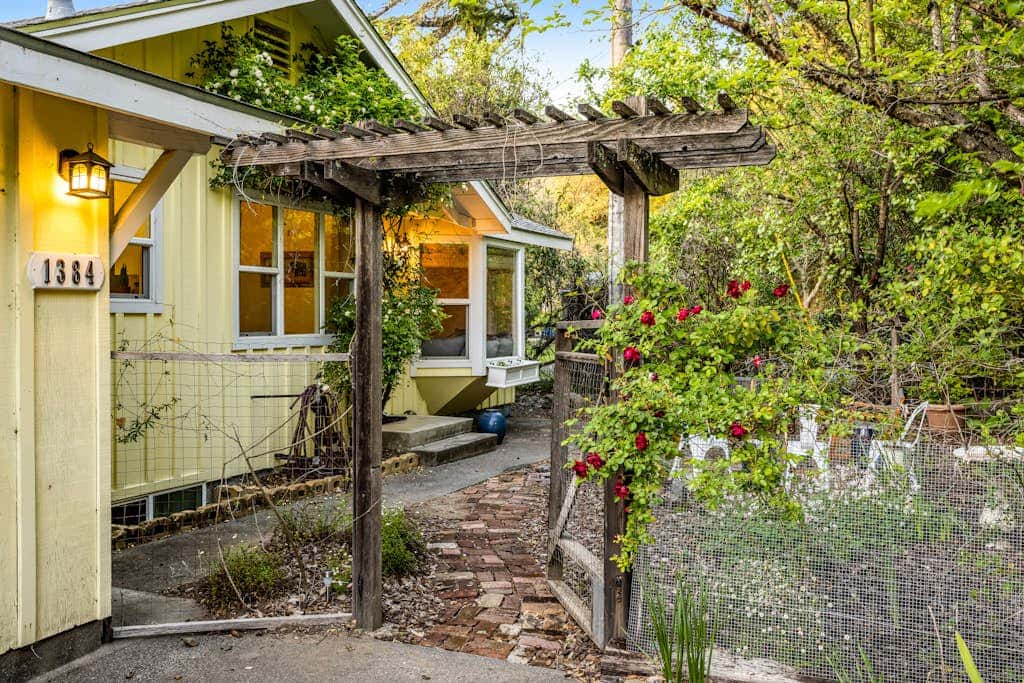 Cloverdale Creekside Retreat - Cloverdale Dog-Friendly Riverfront Cottage with Deck