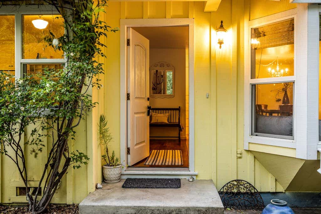 Cloverdale Creekside Retreat - Cloverdale Dog-Friendly Riverfront Cottage with Deck