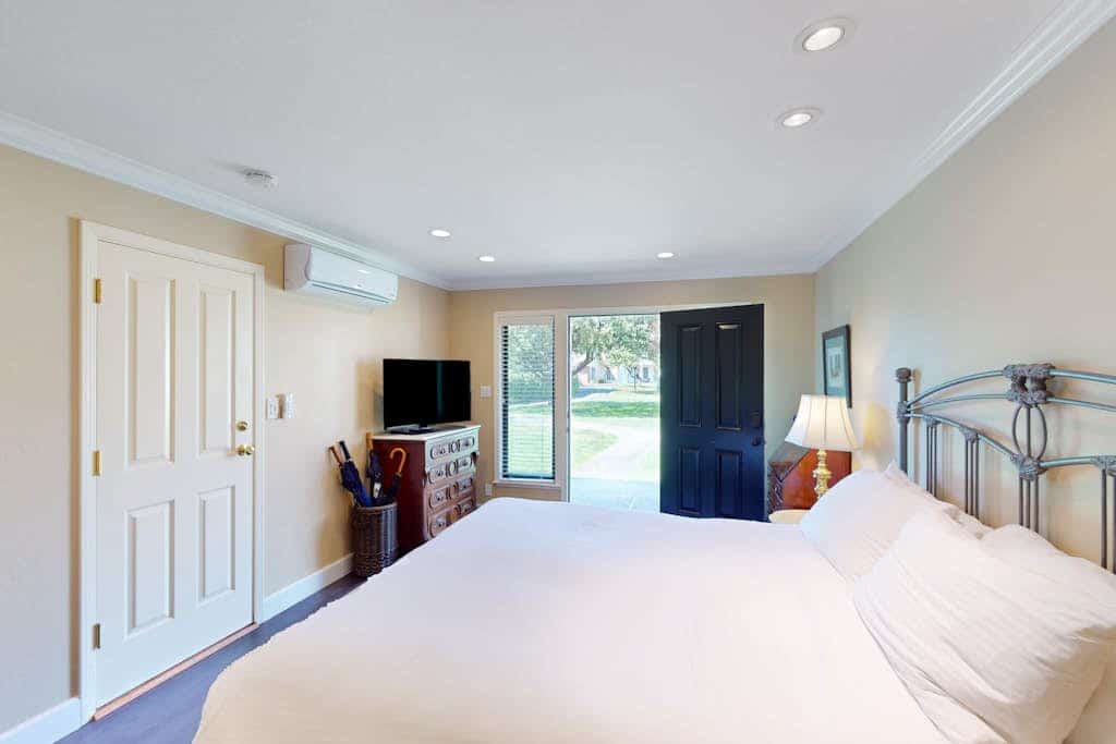Your own ground-floor entrance opens onto a private covered patio overlooking Silverado's manicured lawns — coffee out there in the morning, a bottle from the day's tastings in the evening. Inside: a king bedroom with AC and smart TV, plus a kitchenette for the in-between hours. Heated community pool and hot tub steps away, EV charging on-site, and no resort fee. Darioush, Frog's Leap, and Duckhorn are minutes up the Silverado Trail; William Hill is a mile away.