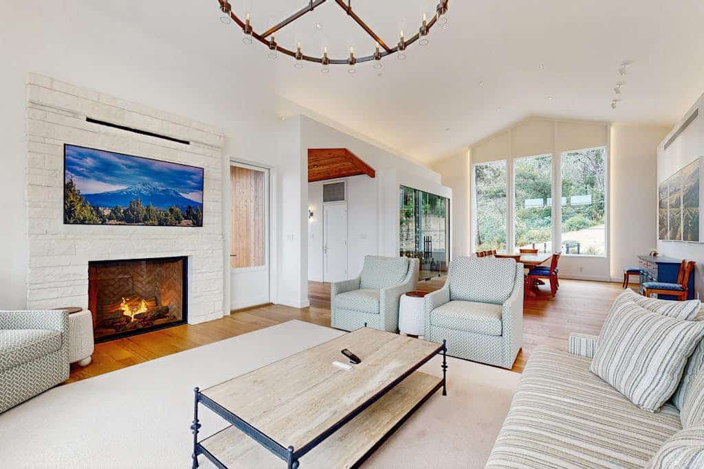 Wake to vineyard light spilling across the wraparound deck of this single-level hilltop home in gated Calistoga country, with a private pool and hot tub overlooking the valley. Three king suites — each with its own bath — sleep 6, just 1.5 miles from Tom Eddy Winery and 4 miles to Calistoga's Lincoln Avenue hot springs.