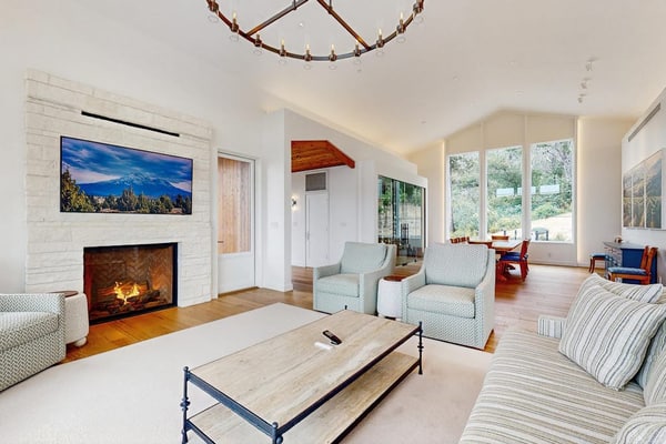 Wake to vineyard light spilling across the wraparound deck of this single-level hilltop home in gated Calistoga country, with a private pool and hot tub overlooking the valley. Three king suites — each with its own bath — sleep 6, just 1.5 miles from Tom Eddy Winery and 4 miles to Calistoga's Lincoln Avenue hot springs.
