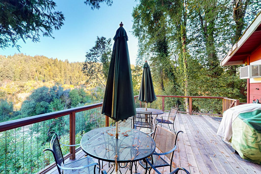 Villa Eileen - Guerneville Dog-Friendly Riverfront Cabin with Outdoor Kitchen